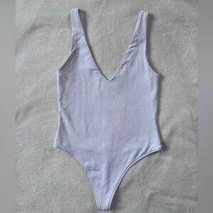 Aritzia Babaton v neck bodysuit